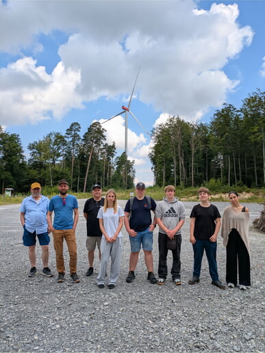 7 Sekunden Windrad-Energie f&uuml;r ein Jahr Handy-Akku: Sch&uuml;ler:innen auf Erkundungstour im Windpark
