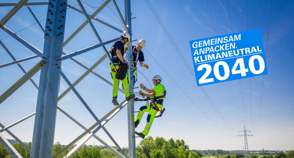 Drei Menschen klettern auf einen Strommasten, Text "Gemeinsam anpacken. Klimaneutral 2040"
