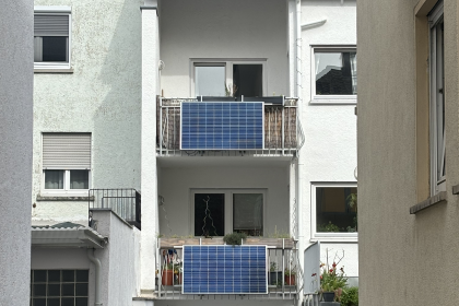 Solarmodul auf einem Balkon
