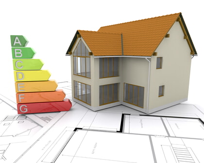 links eine Energieeffizienzskala, rechts das Modell eines Hauses, darunter Baupläne