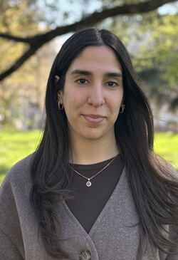 Portraitfoto von Helin Akar
