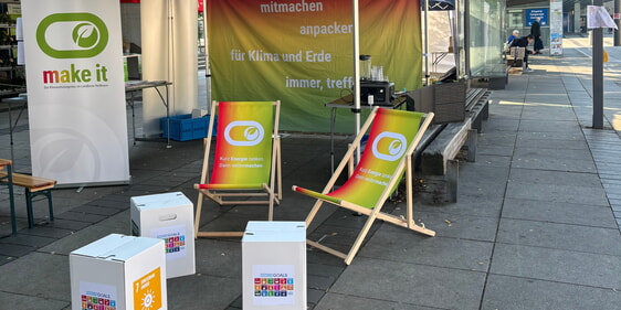 make it-Pavillon mit Liegestühlen